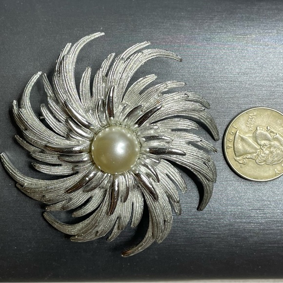 Sarah Coventry Pinwheel Large Silver Tone Metal Simulated Pearl Brooch 1960’s. - Picture 9 of 9